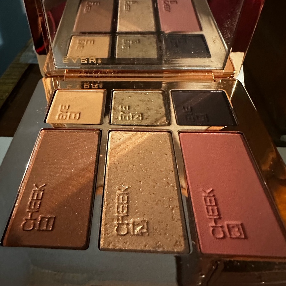 EVER OUT THE DOOR -BOLD AND BRAVE - NIB -Cheek & Eye palette 🔥🔥🔥🔥